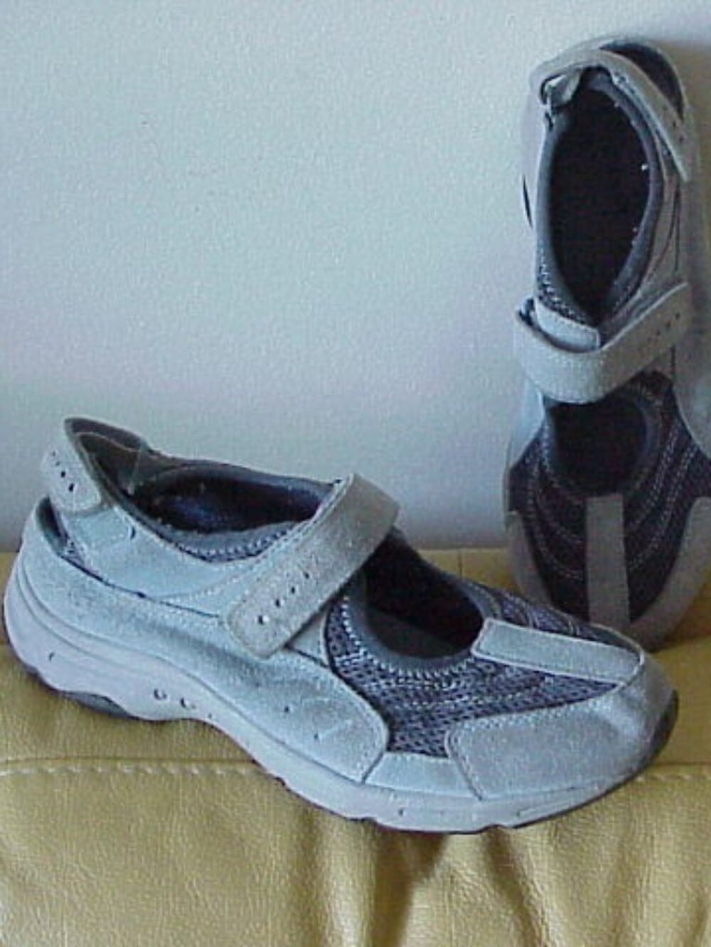 Easy Spirit Mary Jane Walking Shoe Sneakers Size 8 - adjustable Light Blue Suede